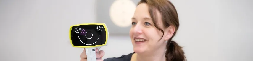 Der Amblyopie-Screener plusoptiX zeigt Kindern ein lachendes Gesicht