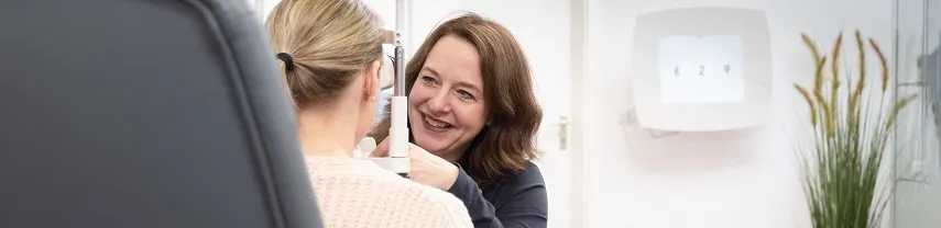 Augenärztin im Gespräch mit einer Patientin bei der Untersuchung