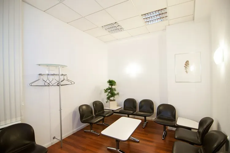 Wartebereich mit Stühlen und Garderobe